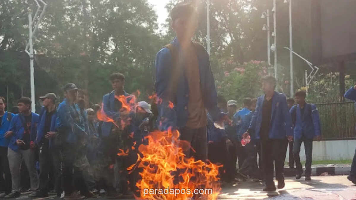 Mahasiswa Bakar Atribut dan Desak Audiensi DPR di Tengah Protes Korupsi Program Makan Bergizi Gratis