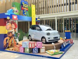 Wuling Motors Kenalkan Jajaran Mobil Listrik Lewat Booth Tematik Toy Story 5 di Jakarta