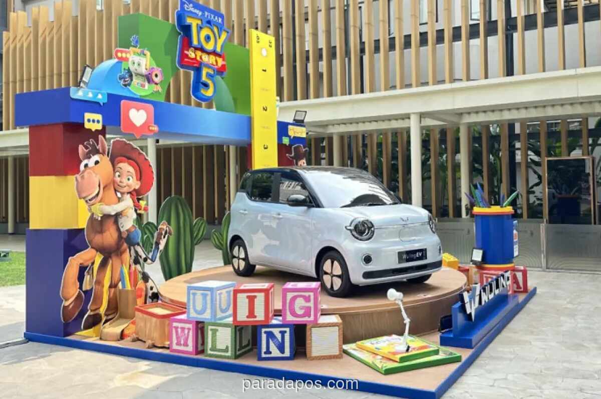 Wuling Motors Kenalkan Jajaran Mobil Listrik Lewat Booth Tematik Toy Story 5 di Jakarta