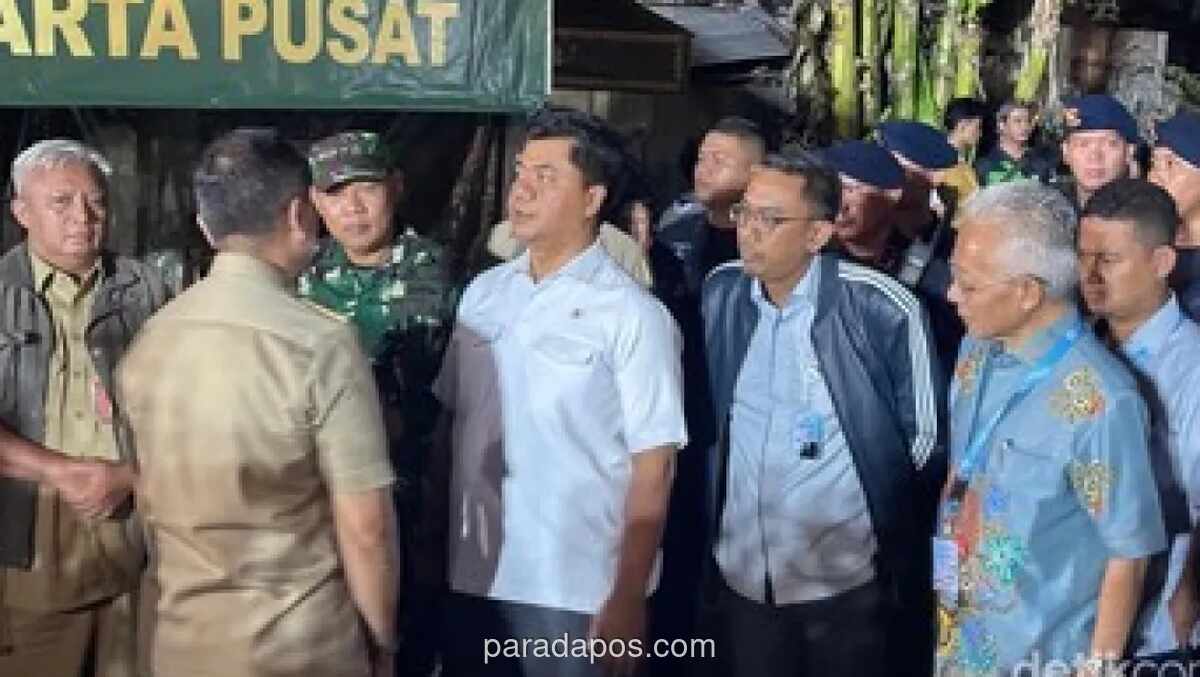 Wamensesneg Juri Ardiantoro Serahkan Bantuan Presiden untuk 354 KK Korban Kebakaran Kemayoran