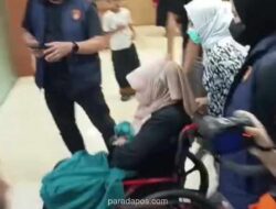 Dokter Tifa Lemas Pakai Kursi Roda Usai Pemeriksaan, Roy Suryo Masih Bisa Jalan