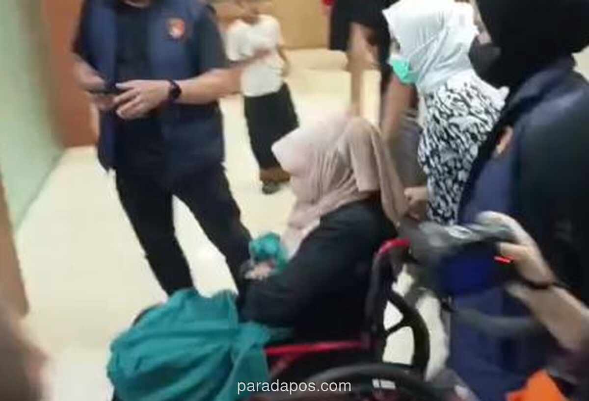 Dokter Tifa Lemas Pakai Kursi Roda Usai Pemeriksaan, Roy Suryo Masih Bisa Jalan
