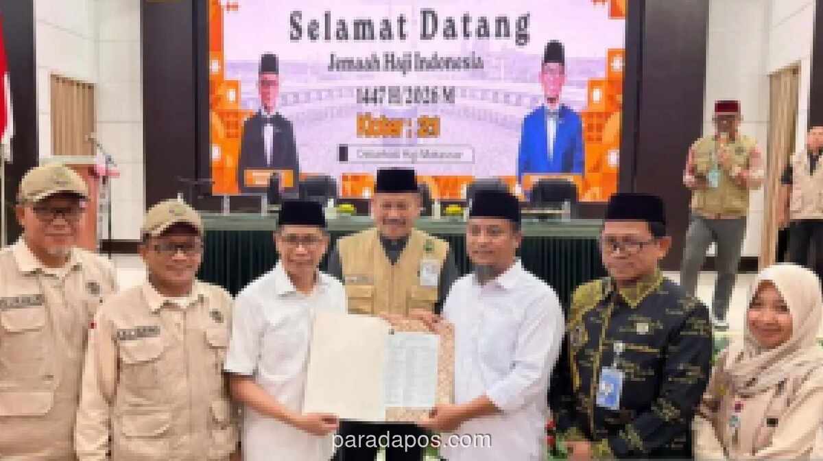 Gubernur Sulsel Sambut 392 Jemaah Haji Kloter 21 dengan Kuis dan Hadiah Tunai di Bandara Makassar