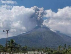Gunung Lewotobi Laki-laki Erupsi, Kolom Abu Capai 900 Meter, Warga Diimbau Jauhi Radius 5 Km