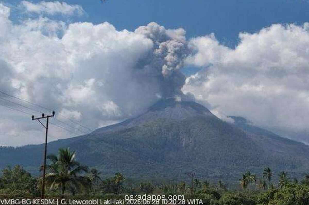 Gunung Lewotobi Laki-laki Erupsi, Kolom Abu Capai 900 Meter, Warga Diimbau Jauhi Radius 5 Km