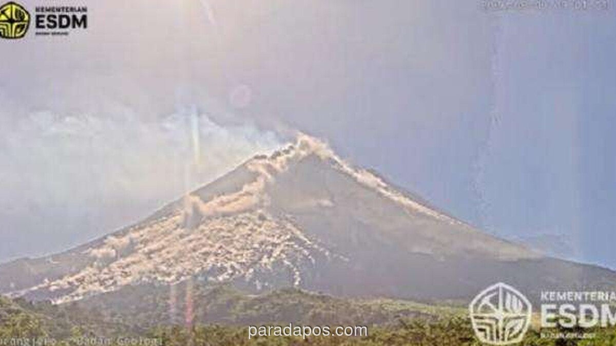 Gunung Merapi Luncurkan Awan Panas Sejauh Dua Kilometer, Status Siaga