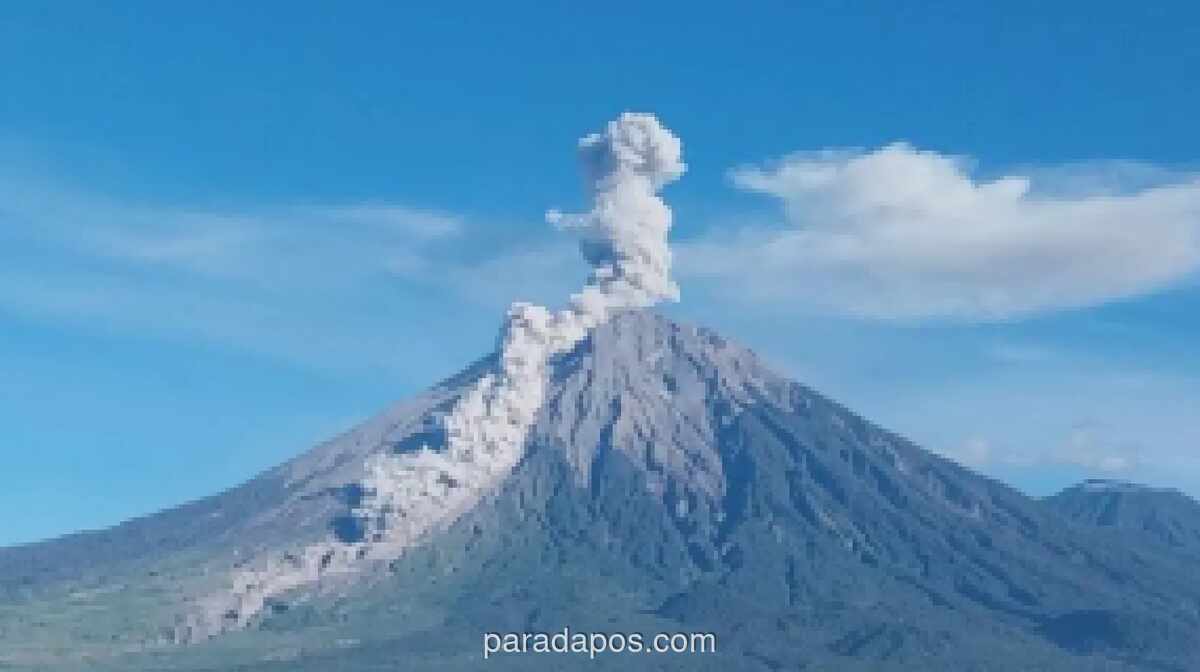 Gunung Semeru Erupsi Dua Kali Pagi Ini, Kolom Abu Capai 1.000 Meter di Atas Puncak