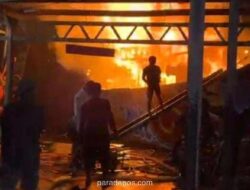 Kapal Nelayan Ludes Terbakar di Pelabuhan Brondong, Kerugian Capai Rp1,6 Miliar
