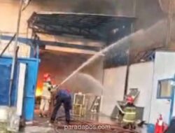 Kebakaran Besar Landa Enam Gudang di Cikupa, Satu Orang Luka Bakar