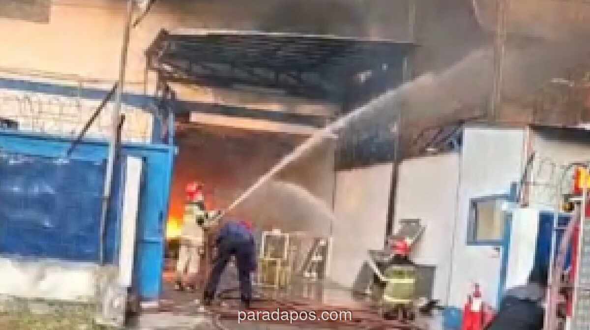 Kebakaran Besar Landa Enam Gudang di Cikupa, Satu Orang Luka Bakar