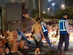 Truk Bermuatan Tepung 18 Ton Terguling di Tol Dalam Kota, Muatan Berlebih Jadi Penyebab