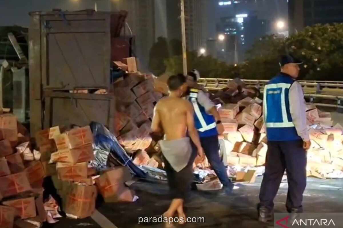 Truk Bermuatan Tepung 18 Ton Terguling di Tol Dalam Kota, Muatan Berlebih Jadi Penyebab