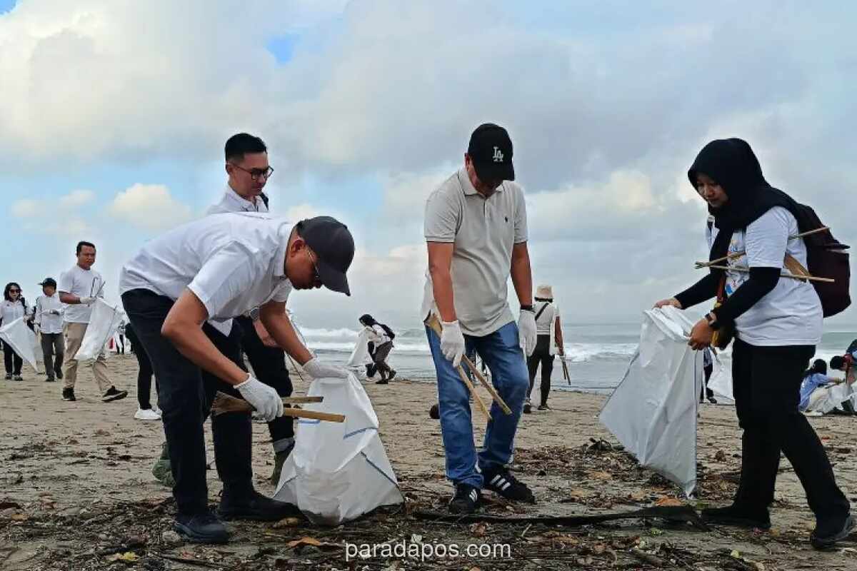 KKP dan DANA Bersihkan Pantai Petitenget, Perkuat Ekonomi Biru Lewat Aksi Kolektif Tangani Sampah Laut