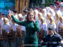 Ade Astrid Pukau Ribuan Warga di Bandung Kota Angklung Festival