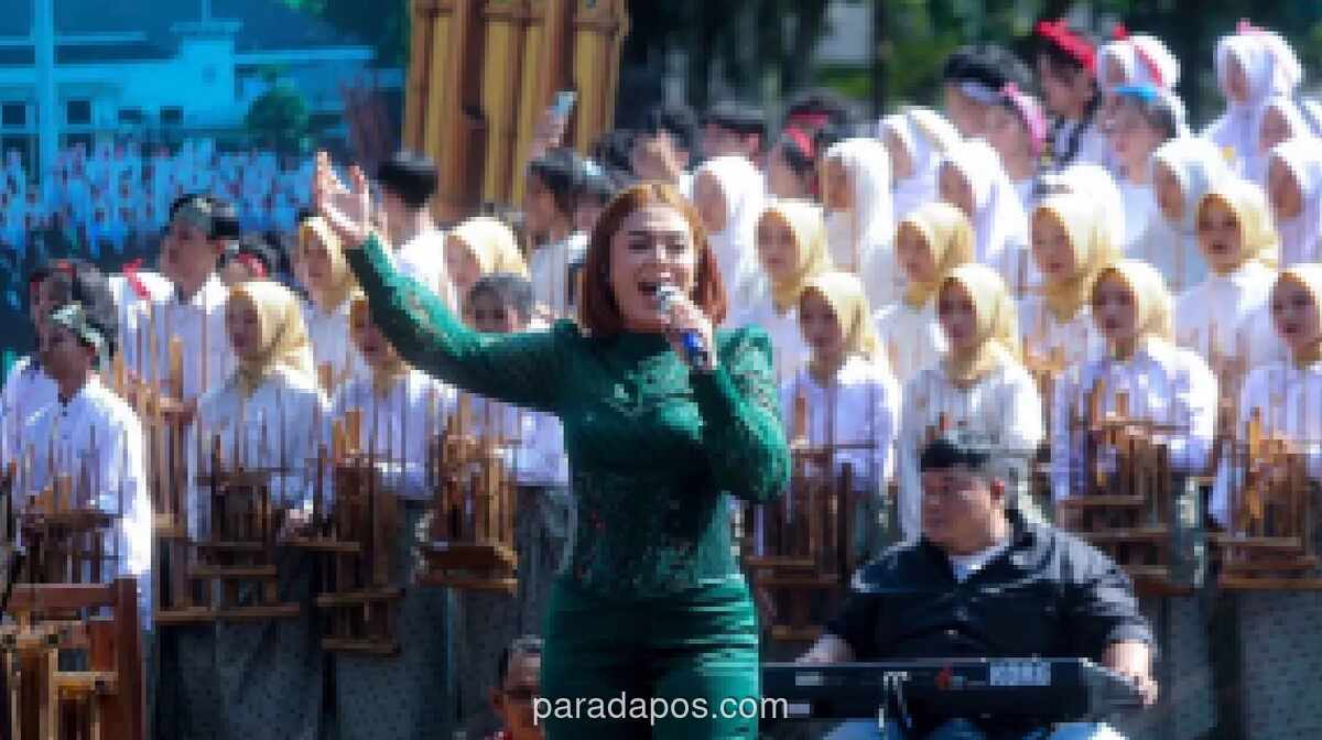 Ade Astrid Pukau Ribuan Warga di Bandung Kota Angklung Festival