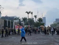 Mahasiswa Bubarkan Diri dari Depan Gedung DPR, Long March Menuju Semanggi