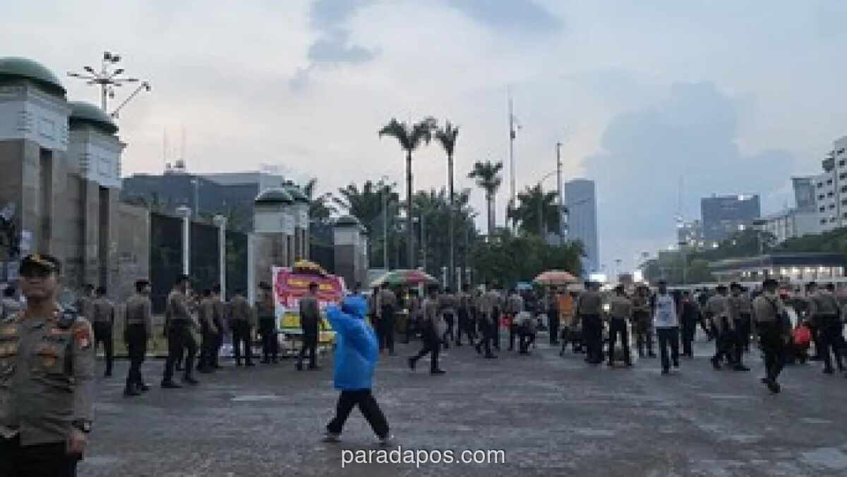Mahasiswa Bubarkan Diri dari Depan Gedung DPR, Long March Menuju Semanggi