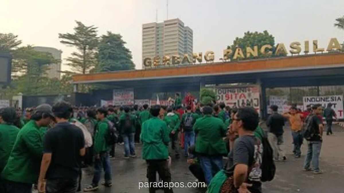 Ratusan Mahasiswa Gelar Aksi di Depan DPR, Protes Pelemahan Rupiah dan Serangan Air Keras ke Aktivis