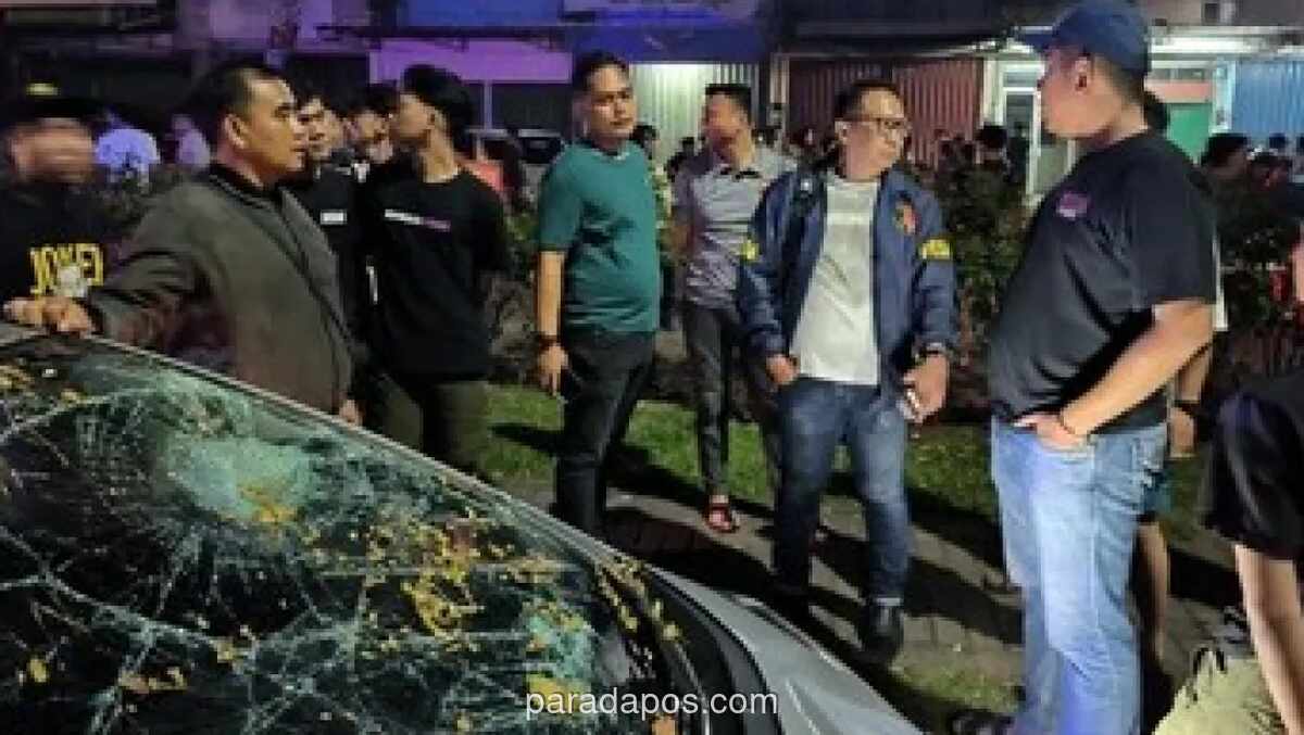 Mobil Honda Jazz Dirusak Massa di Citra Raya, Diduga Akibat Pengemudi Geber Knalpot di Depan Angkringan