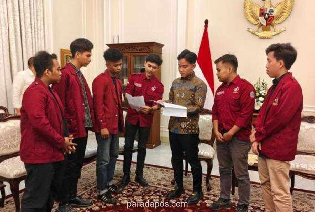 Gibran Temui Langsung Mahasiswa Pendemo, Dialog hingga Salat Magrib Berjamaah