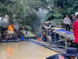 Polres Kuansing Musnahkan 145 Rakit PETI di Sungai Batang Kuantan