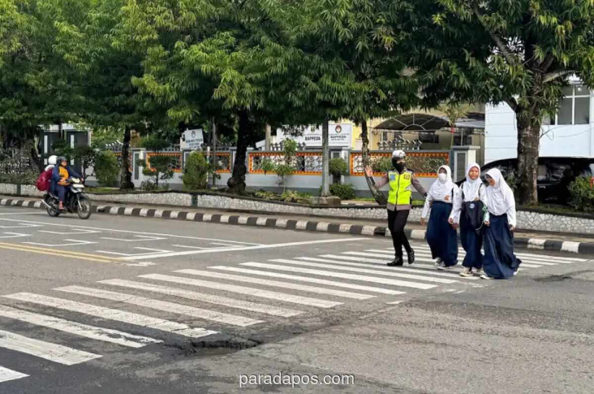 Polri Ingatkan Sanksi Denda Rp500 Ribu bagi Pengendara yang Tak Prioritaskan Pejalan Kaki di Zebra Cross