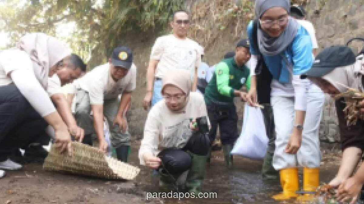 Wali Kota Kediri Turun Langsung Bersihkan Sungai Kedak yang Tercemar Sedang-Berat
