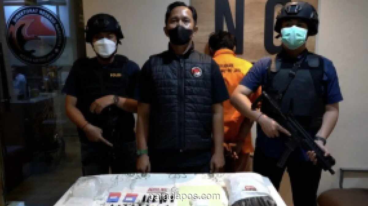 Polisi Bekuk Pengedar Narkoba di Cipayung, Gunakan Stiker ‘Sedot WC’ sebagai Kode Transaksi