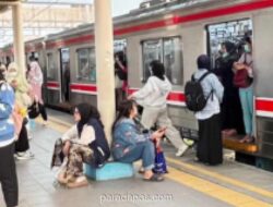 Kebakaran Permukiman di Dekat Rel Tanah Abang Ganggu Perjalanan KRL, Penumpang Tertahan