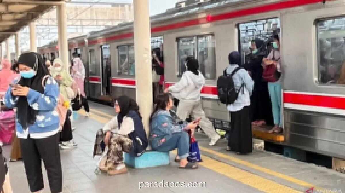 Kebakaran Permukiman di Dekat Rel Tanah Abang Ganggu Perjalanan KRL, Penumpang Tertahan