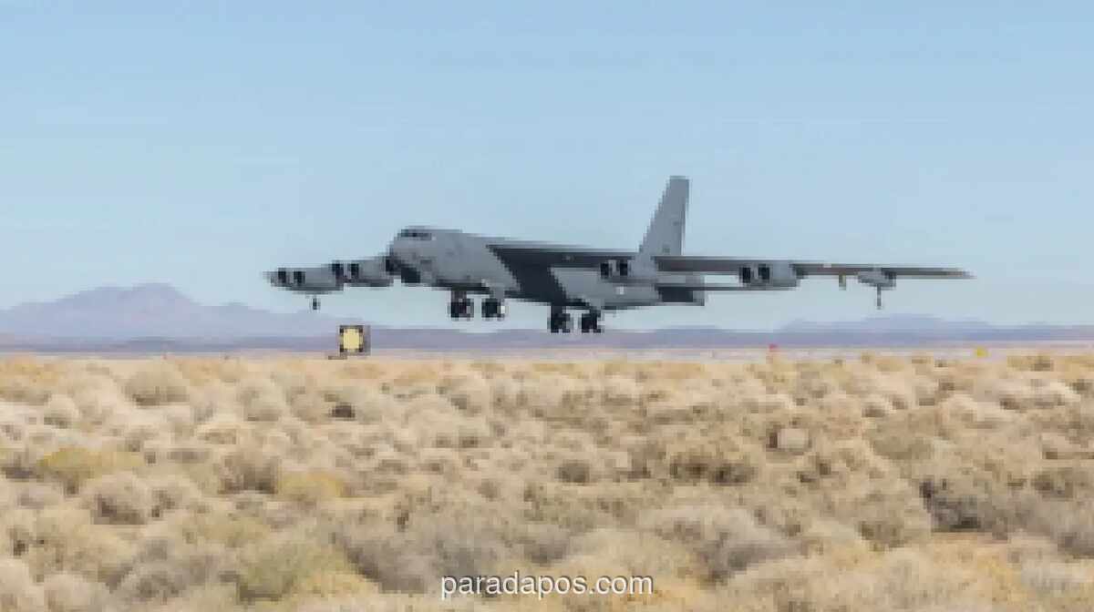 B-52 Jatuh di Pangkalan Edwards, Delapan Awak Tewas