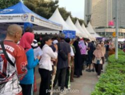 Ratusan Lansia Antre Sejak Subuh di Bundaran HI demi Kartu Layanan Gratis TransJakarta