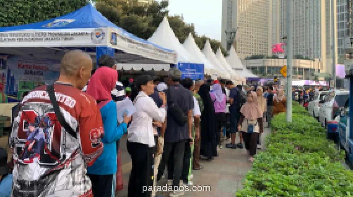 Ratusan Lansia Antre Sejak Subuh di Bundaran HI demi Kartu Layanan Gratis TransJakarta