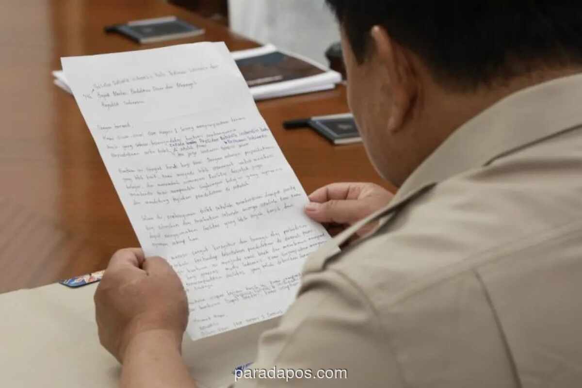 Presiden Prabowo Terima Surat Apresiasi dari Siswa SMK di Sorong atas Bantuan Perpustakaan, Toilet, dan Makan Bergizi Gratis