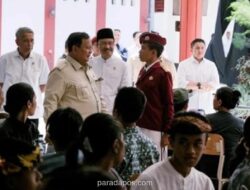 Presiden Prabowo Tiba-Tiba Duduk Santap Siang Bersama Siswa SRMP 17 Tabanan, Sempatkan Merapikan Seragam Anak yang Pimpin Doa