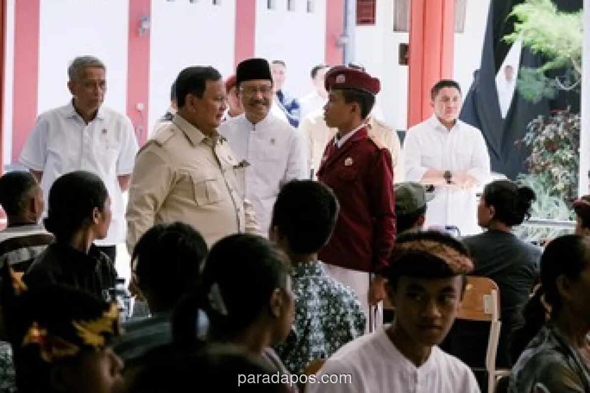 Presiden Prabowo Tiba-Tiba Duduk Santap Siang Bersama Siswa SRMP 17 Tabanan, Sempatkan Merapikan Seragam Anak yang Pimpin Doa