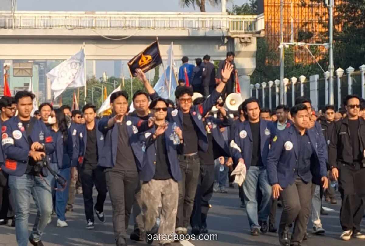 Mahasiswa Trisakti Gelar Aksi di Depan DPR, Suarakan Tiga Tuntutan Rakyat