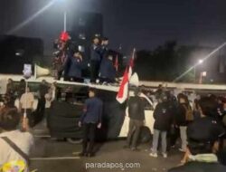 Ratusan Mahasiswa Trisakti dan Esa Unggul Bubarkan Diri dari Depan DPR Usai Temui Wakil Ketua