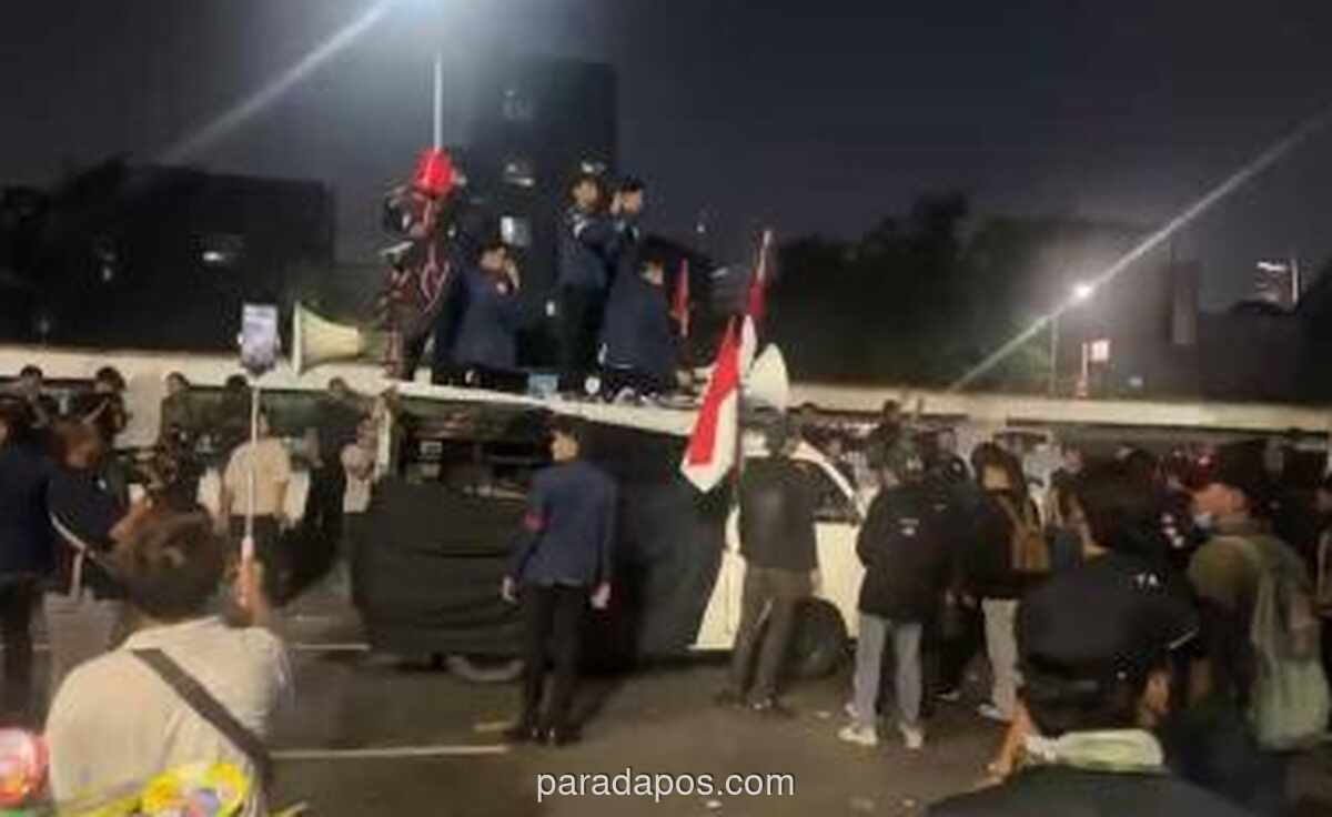 Ratusan Mahasiswa Trisakti dan Esa Unggul Bubarkan Diri dari Depan DPR Usai Temui Wakil Ketua
