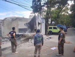 Bangunan Mirip Garasi di Trotoar Bandung Dibongkar, RW Klaim Itu Tempat Parkir Motor Sampah