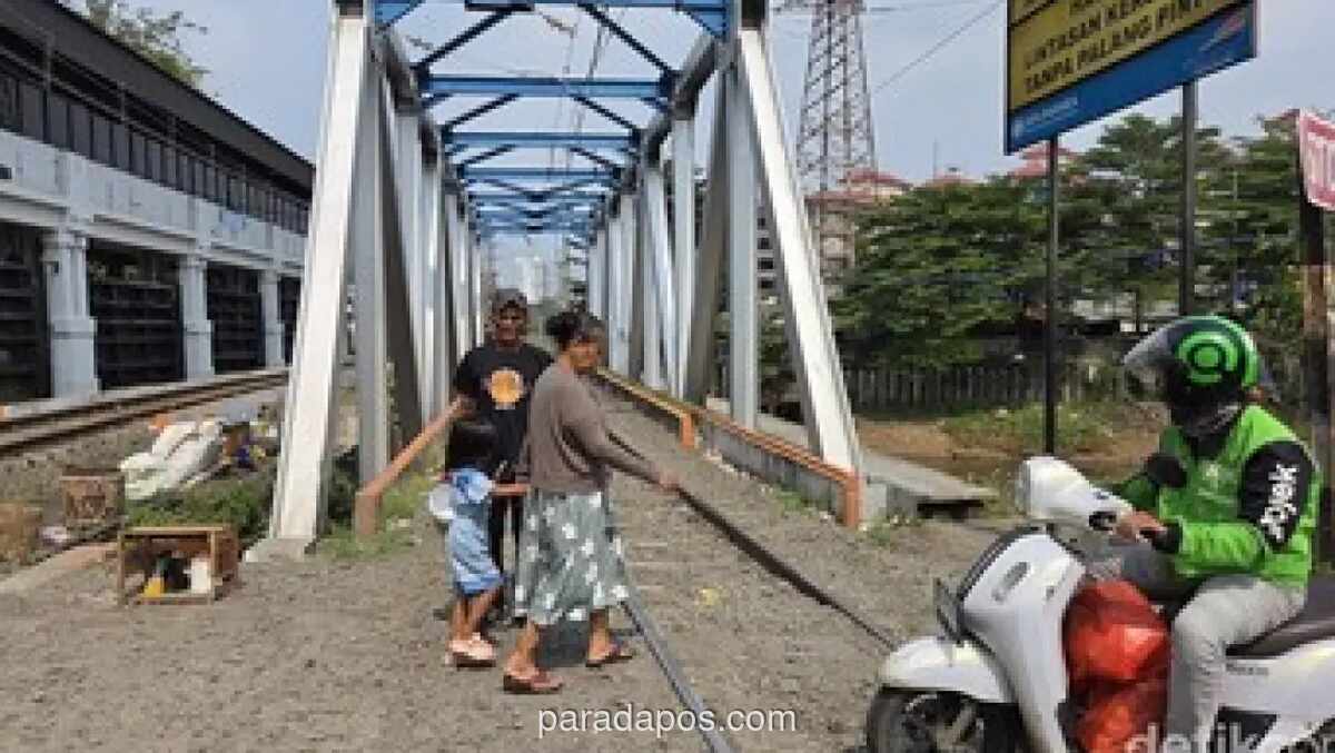 KAI Akan Laporkan Pengendara Ojol yang Nekat Terobos Jembatan Rel Kereta di Petamburan