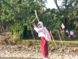 Anak di Aceh Barat Nekat Titip Jembatan Tali Baja Demi Sekolah, Guru Pun Mendampingi