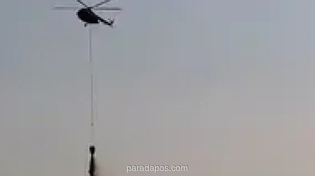 BNPB Kerahkan Dua Helikopter Water Bombing Padamkan Kebakaran TPA Jatiwaringin