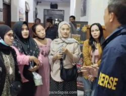 Puluhan Emak-Emak di Situbondo Grebek Terduga Penipuan Berkedok Pinjaman di Hotel