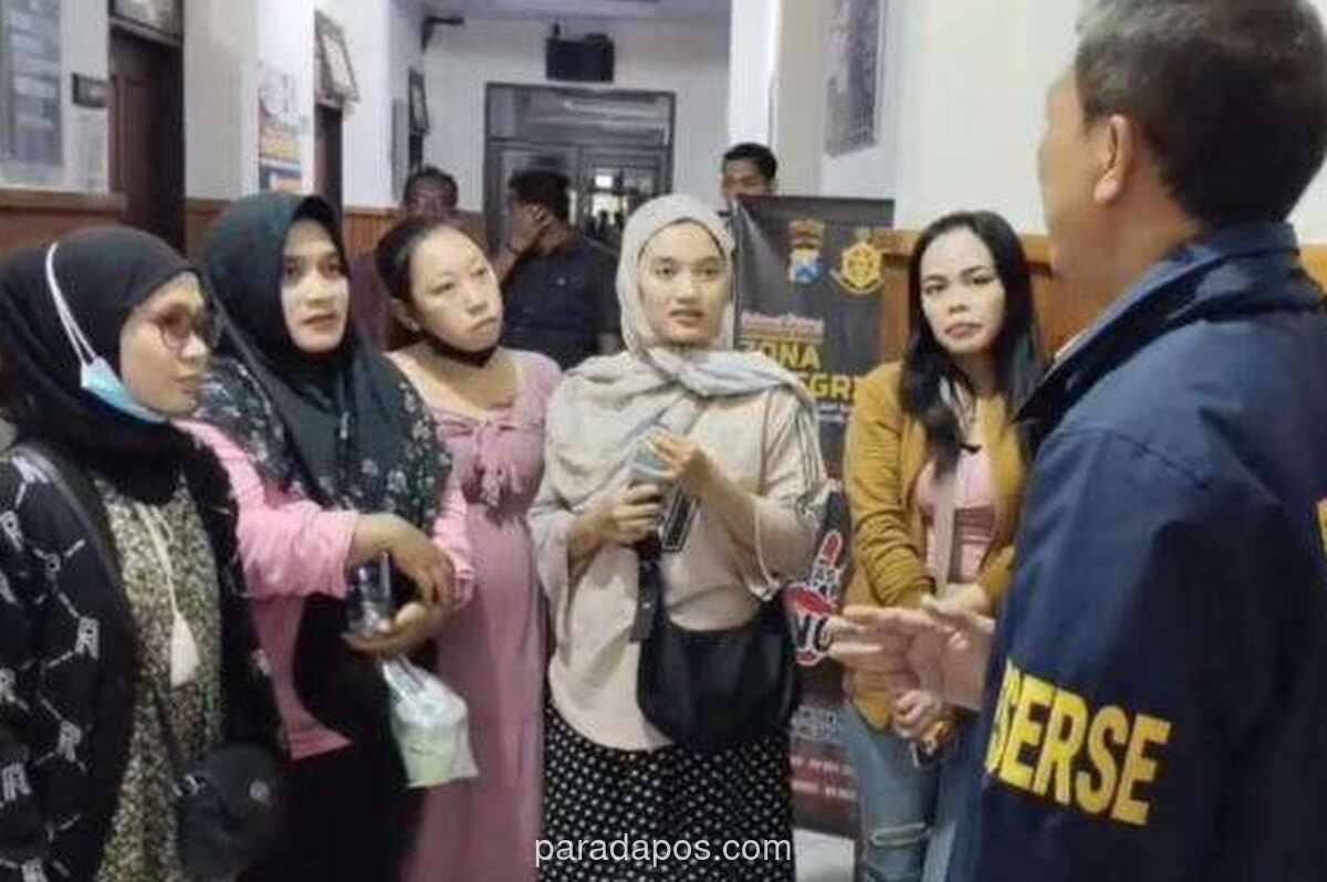 Puluhan Emak-Emak di Situbondo Grebek Terduga Penipuan Berkedok Pinjaman di Hotel