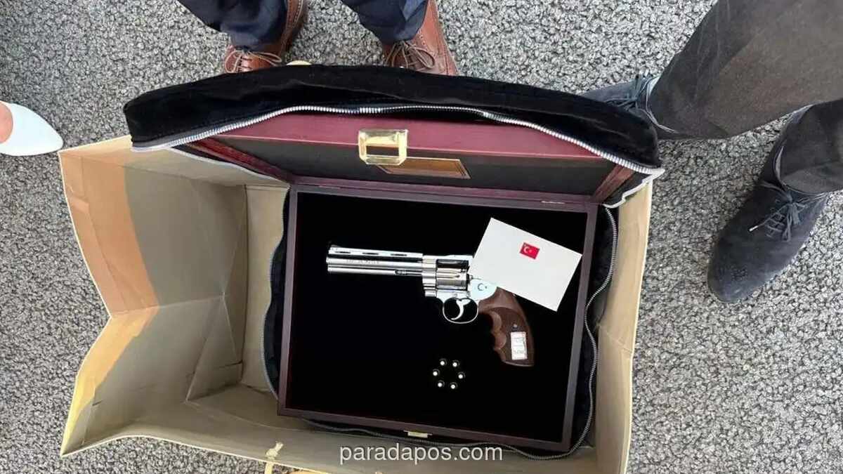 Erdogan Beri Hadiah Revolver Aktif ke Pemimpin NATO, Sejumlah Delegasi Kaget
