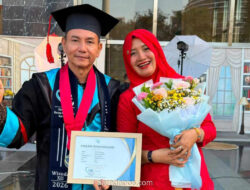 Jurnalis iNews TV Rudi Setiawan Raih Wisudawan Terbaik Fakultas Hukum UBP Karawang di Usia 55 Tahun