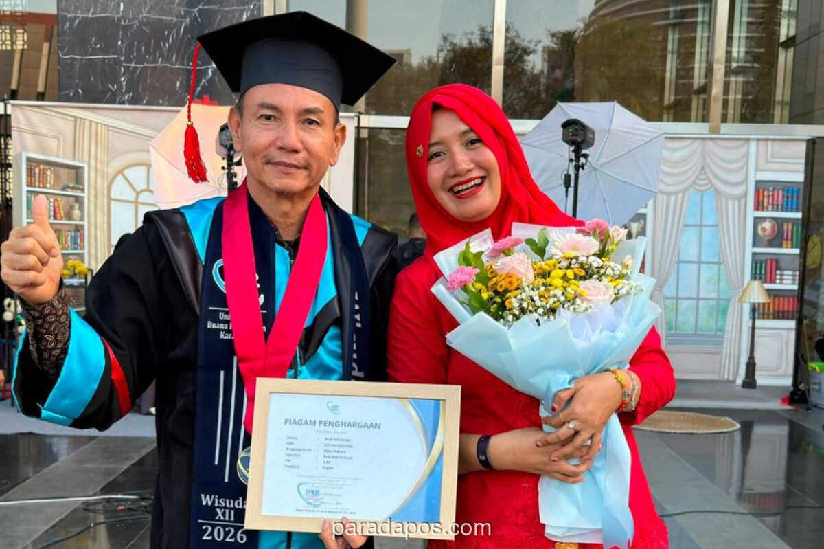 Jurnalis iNews TV Rudi Setiawan Raih Wisudawan Terbaik Fakultas Hukum UBP Karawang di Usia 55 Tahun