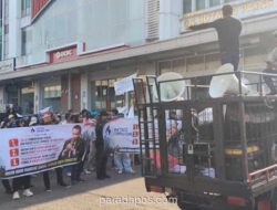 Ratusan Massa Unjuk Rasa di Depan Kantor Hotman Paris, Tuntut Hukum Berbasis Bukti Bukan Sensasi