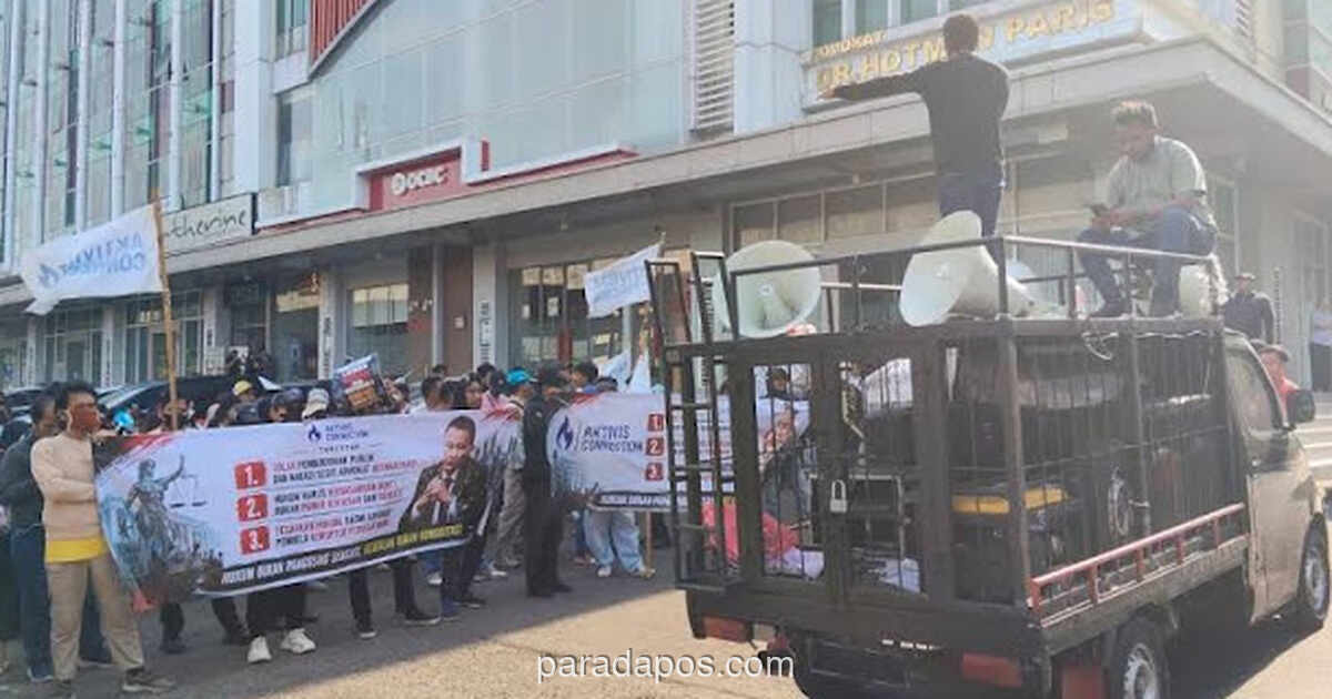 Ratusan Massa Unjuk Rasa di Depan Kantor Hotman Paris, Tuntut Hukum Berbasis Bukti Bukan Sensasi